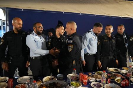 شرطة اسرائيل تقيم مأدبة افطار جماعي بالقدس